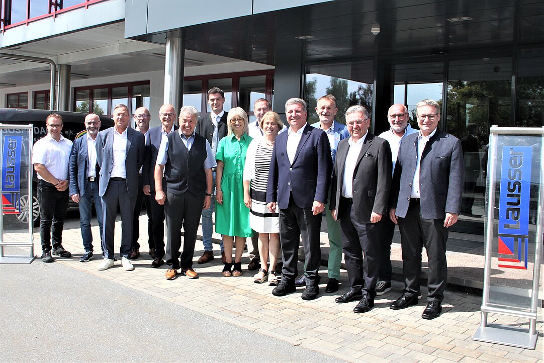 Staatsminister Christian Bernreiter bei seinem Besuch bei Lausser